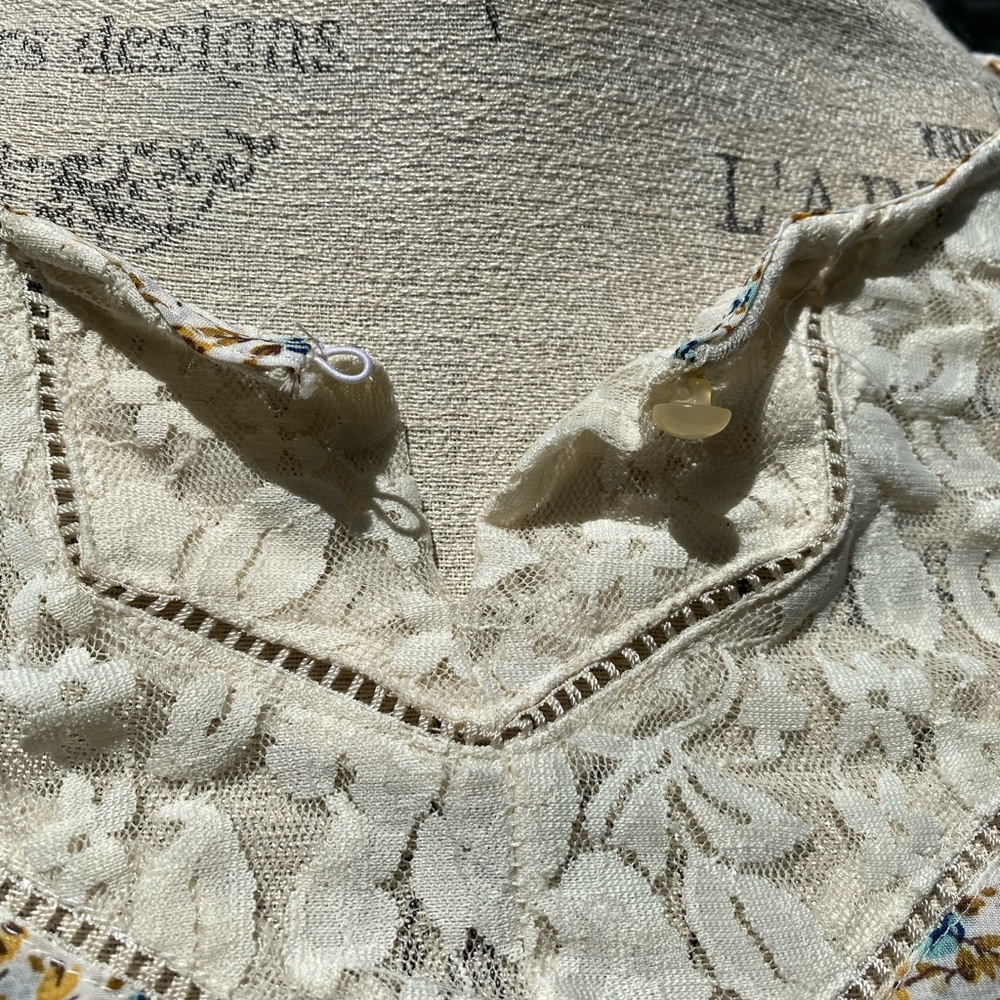 Floral Top - Picture 6 of 7
